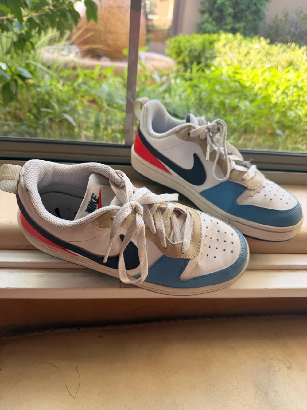 Nike Kids Low-Top Sneakers in White, Blue and Red